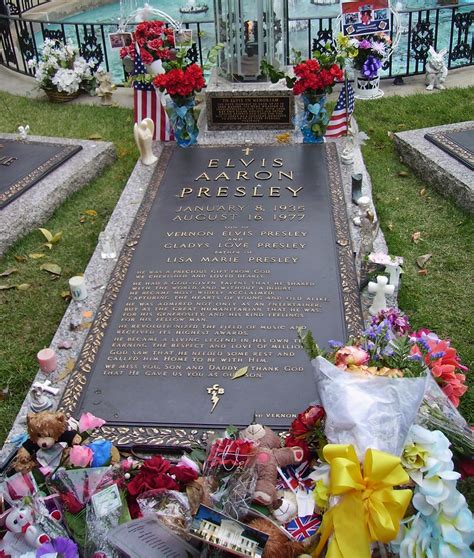 Elvis Presleys Tomb In Gracelands Garden Of Remembrance Flickr