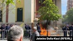 Protestuesit hedhin molotov drejt ndërtesës së bashkisë së Tiranës