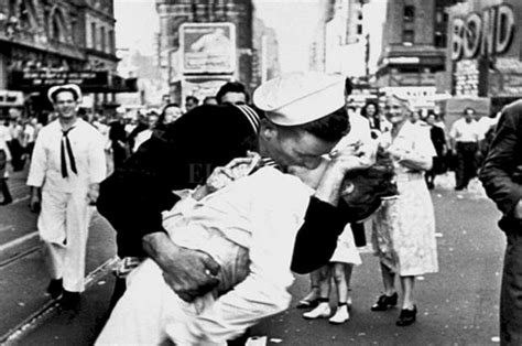 Hoy se celebra el Día Internacional del Beso Robado La Mosca