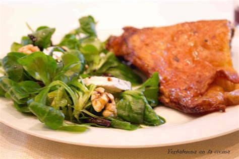 Ensalada de canónigos queso de cabra y nueces Yerbabuena en la cocina