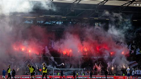 Pyro Show Mit Folgen DFB Sportgericht Verurteilt Den FC St Pauli Zu