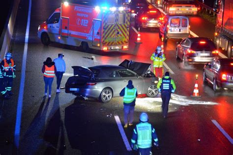 Stau Auf Der A1 Auto Bei Unfall In Erftstadt Unter Lkw Geschleudert