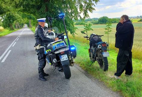 Kompletnie Pijany Motocyklista Macha Do Policjant W My La E Si