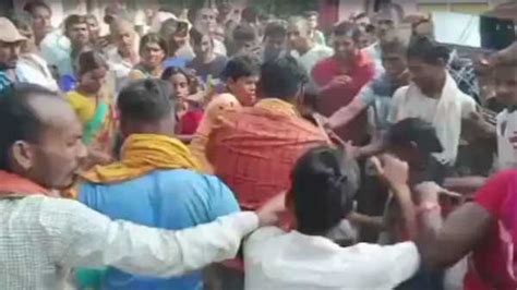 देवर को दिल दे बैठी 2 भाभियां बीच सड़क पर जमकर की मारपीट Video Viral