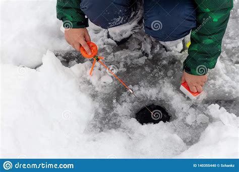 Pesca Do Menino Uma Vara De Pesca No Gelo No Inverno Foto De Stock