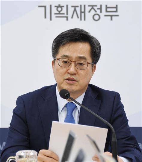 김동연 “文정부 1년간 경제에 최선성과도 있고 아쉬운 점도” 서울신문