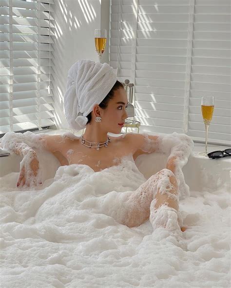 N Ho Ng N I Y Khoe Nh Nude Trong B N T M D T V Ng Khi N D N T Nh N Ng M T