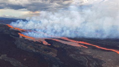 美国夏威夷茂纳洛亚火山开始喷发，当地政府开放避难场所 封面新闻