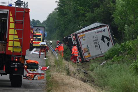 T Dlicher Unfall Auf A In Sachsen Laster Fahrer Kommt Von Autobahn