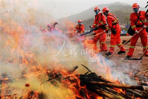 陕西省举行森林草原火灾扑救综合应急演练 人民图片网