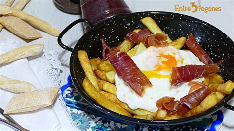 Huevos Rotos O Huevos Estrellados Con Patatas Y Jamón