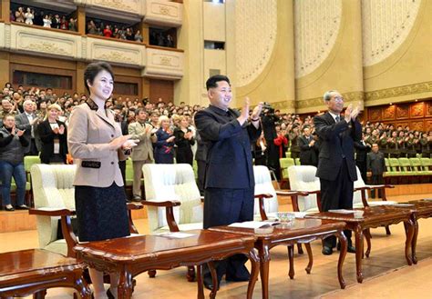 高清：金正恩携夫人观看演出 李雪主着装亮眼 青岛新闻网