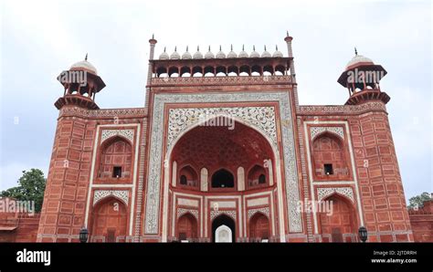 The Beautiful Architecture of Royal Mosque at Taj Mahal inside the ...