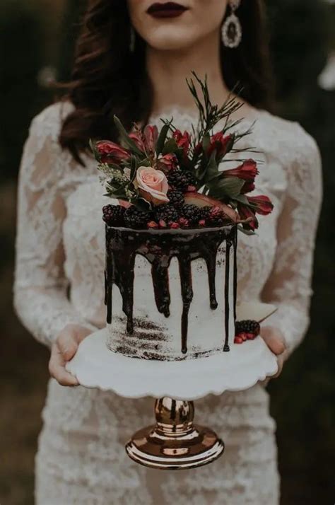 Amazing And Delicious Winter Wedding Cakes Weddingomania