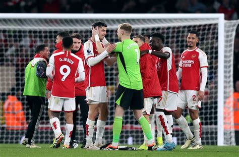 Arsenal Go Top With 2 1 Win Over Brentford Man United Beat Everton