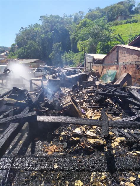 Casa de madeira é totalmente destruída por incêndio em Brusque