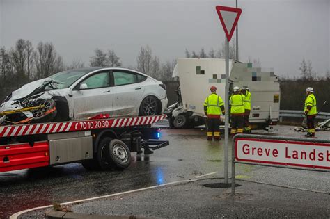 Tesla brager sammen med varevogn Person kørt til traumecentret