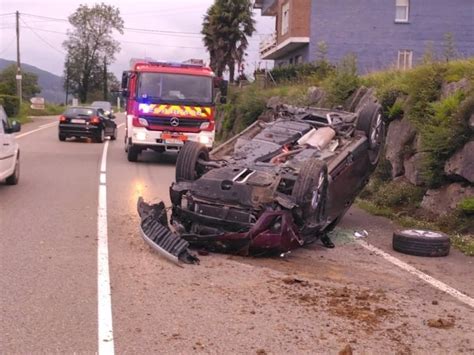 Herido leve un conductor tras salirse de la vía y volcar su turismo en