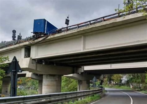 Incidente Sull Autostrada A26 Camion Ribaltato E Coda Record Liguria