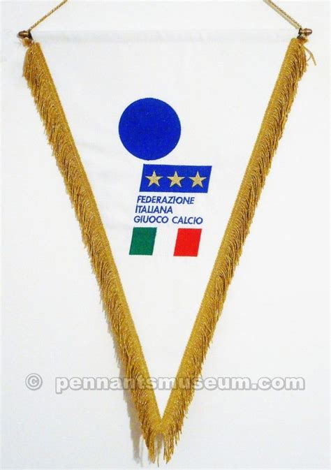 Pennantsmuseum Lera Dei Gagliardetti Bianchi E Del Logo Con La