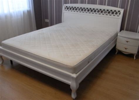 Белая двуспальная кровать