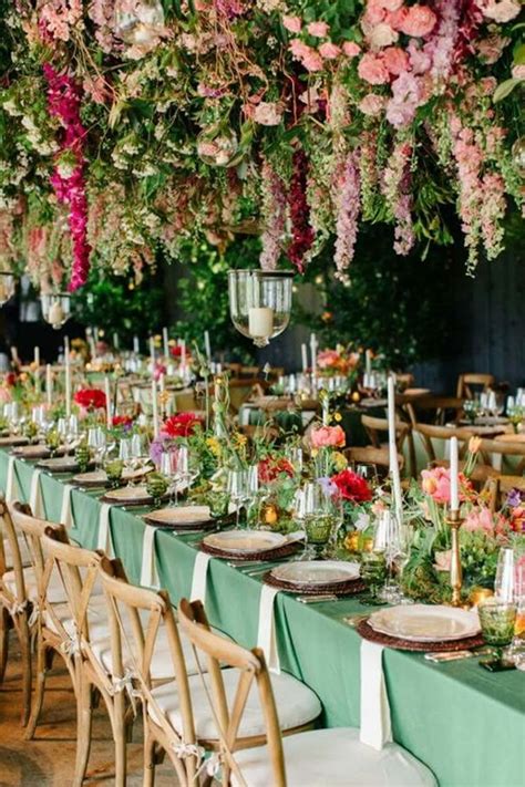 Impresionantes instalaciones florales para el techo de la recepción de