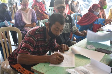 PEMBAGIAN BANTUAN LANGSUNG TUNAI DANA DESA BLT DD TAHAP VIII DI