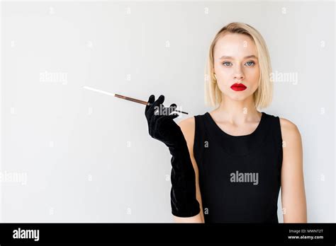 Fille Blonde Qui Fume En Robe Banque De Photographies Et Dimages Haute R Solution Alamy