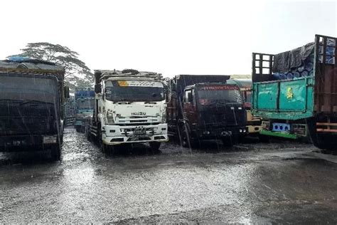 Transporter Mogok Puluhan Ribu Galon Air Mineral Tak Terangkut Krjogja