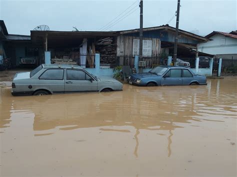 Forte Chuva Causa Estragos E Atinge Aproximadamente 120 Pessoas Em Brusque