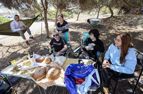 Así celebran el lunes de Pascua familias y vecinos en la playa de la