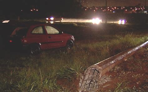 Carro Bate Contra Poste Mata Dois Jovens E Deixa Mulher Ferida Em Goiânia Trânsito Go G1