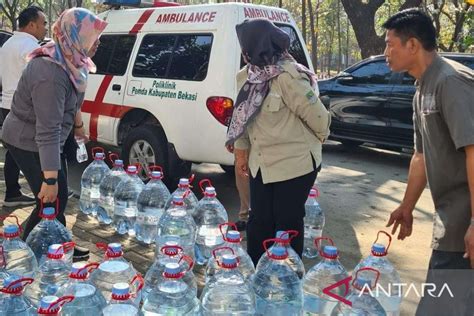 Dinkes Bekasi Salurkan Bantuan Air Bersih Kepada Warga Terdampak