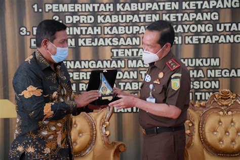 Pemkab Kayong Utara Kajati Kalbar Teken Mou Penanganan Hukum Perdata