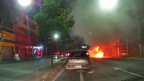 BMW pega fogo em avenida movimentada de Belo Horizonte VÍDEO Minas