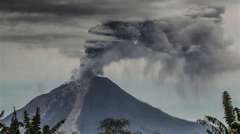 Video Indonésie Le Volcan Sinabung Entre De Nouveau En éruption