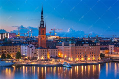 晚上在瑞典首都斯德哥尔摩老城区的 gamla stan 的 Riddarholmen 风景高清摄影大图 千库网