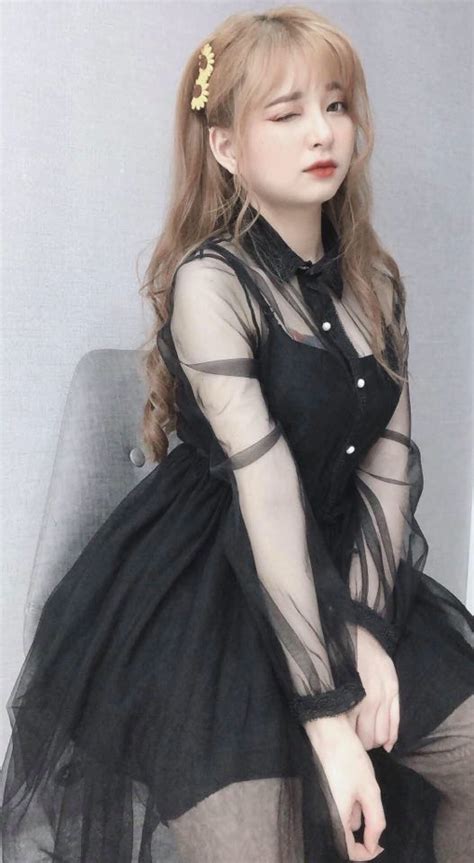 Cách đón 8 3 giữa mùa dịch của các hot streamer Chỉ ở nhà chơi game không có khái niệm ra