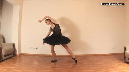 Brunette Skinny Gymnast Linda Paro Spreading Legs Linda Teen