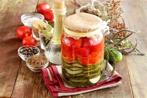 Маринованное+ассорти+с+помидорами+и+огурцами | Идеи для блюд, Помидоры ...