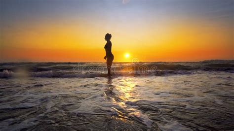 Junge Frau Im Bikini Der Im Wasser Steht Stockfoto Bild von glücklich küste
