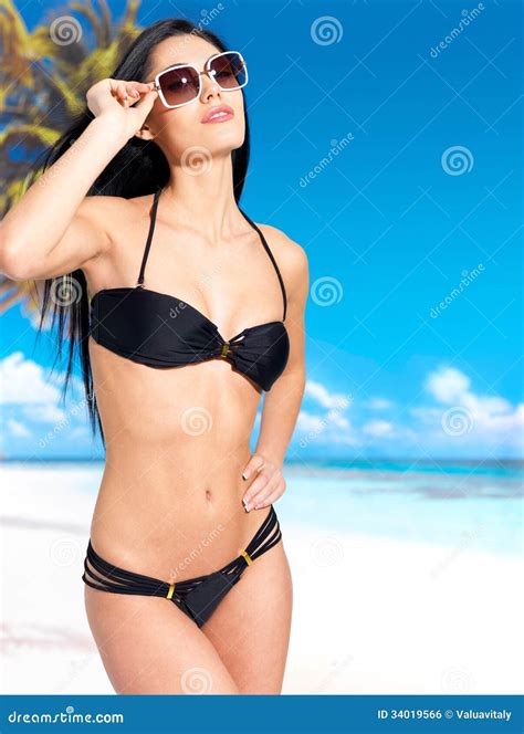 Donna In Bikini Sulla Spiaggia Fotografia Stock Immagine Di Esterno