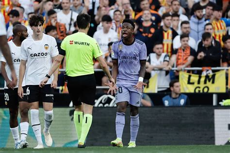 El Real Madrid Juega En Mestalla Con La Camiseta De La Temporada