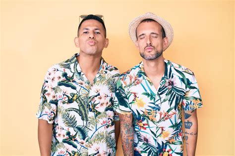 Joven Pareja Gay De Dos Hombres Con Sombrero De Verano Y Camisa Hawaiana Mirando La Cámara