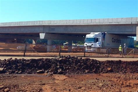 Caminh O Enrosca Em Obra De Viaduto Em Foz Do Igua U