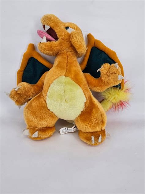 Se produkter som liknar Pokemon Charizard plush 2000 på Tradera