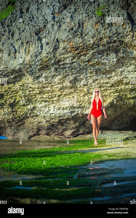 Jeune Femme En Bikini Sur Une Plage Photo Stock Alamy