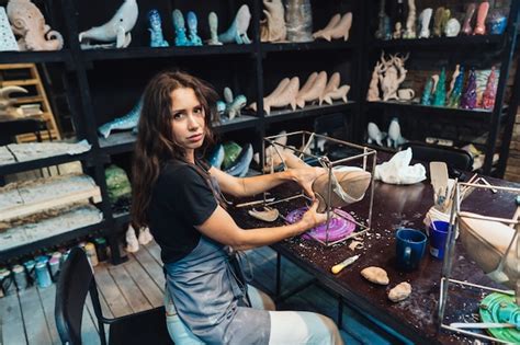 Retrato De Mujer Joven Disfrutando De Su Trabajo Favorito En El Taller