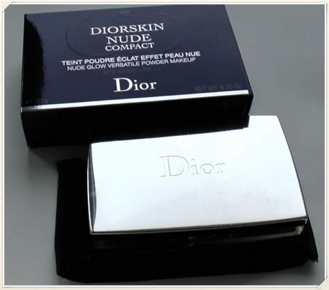 Пудра Diorskin Nude Compact Natural Glow Radiant Powder Foundation SPF 10 PA в оттенке 020