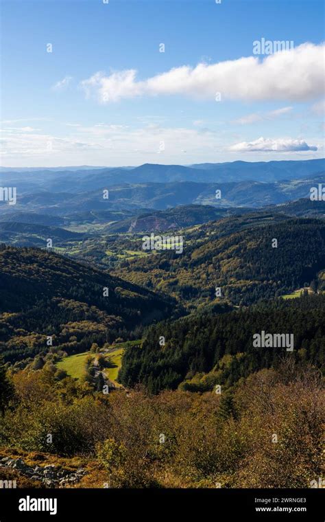 Panorama sur le parc naturel régional du Pilat depuis la Crêt de la